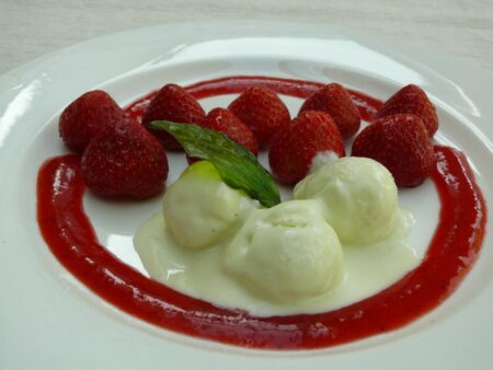 Crème Fraîche Parfait met Aardbeien en Karamel