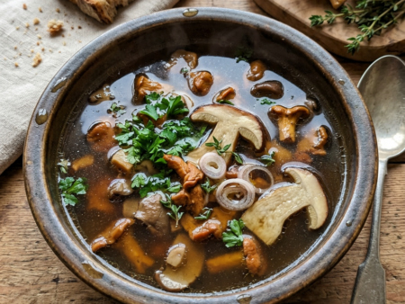 Bouillon van Eekhoornbrood en Bospaddenstoelen