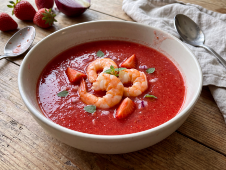 Verfrissende Aardbeiengazpacho met Steurgarnalen