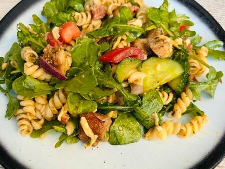 Pastasalade met gegrilde kip, bacon en rucola