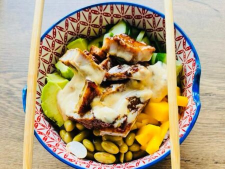 Pokébowl met speklap, mango, avocado en wasabimayonaise