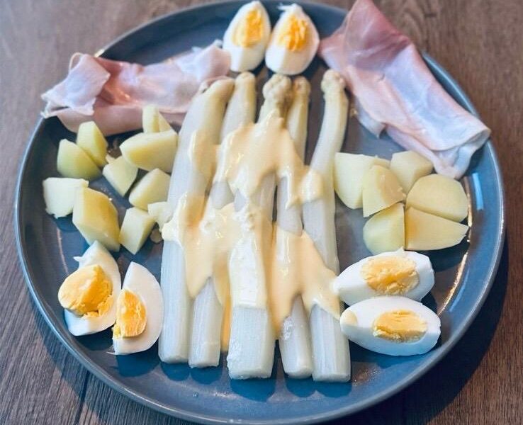 Witte asperges met aardappels, ham, ei en botersaus
