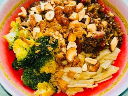 Thaise gehaktbowl met mie en broccoli