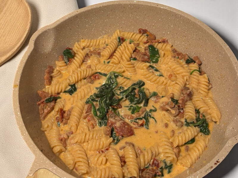 Romige fusilli met spek, spinazie & zongedroogde tomaat