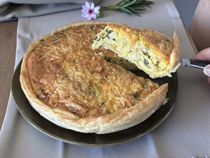 Prei-kerrie quiche met spekjes en spinazie