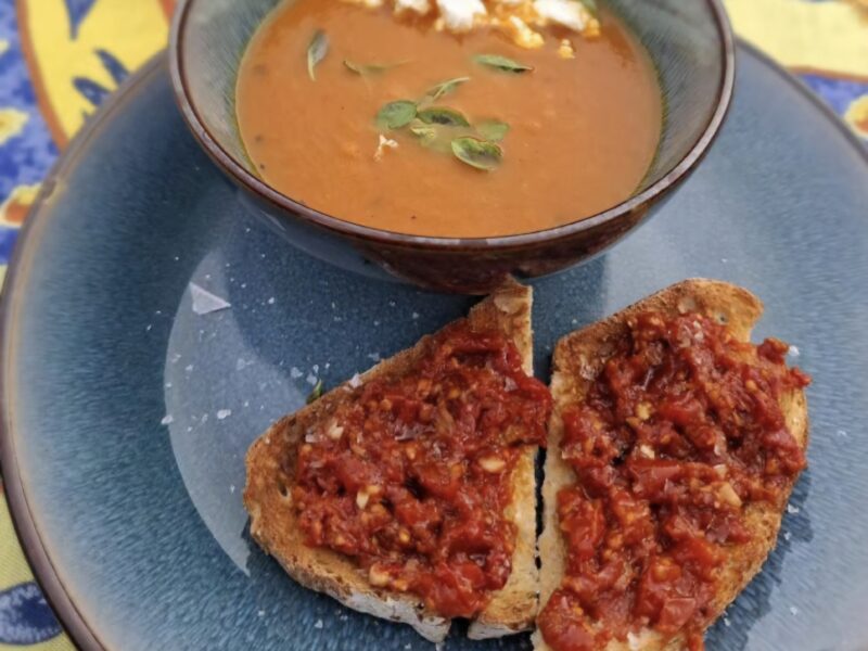 Goddelijk lekker tomatenmengsel op geroosterd brood
