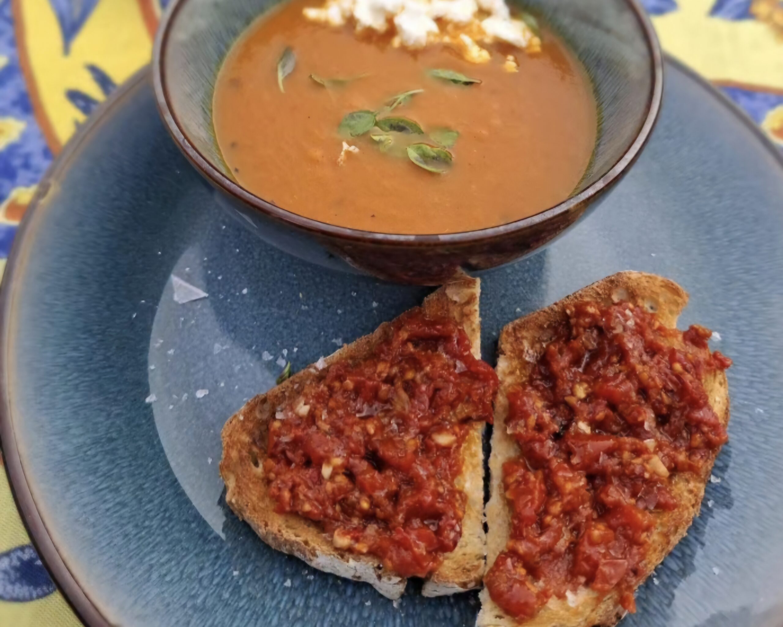 Goddelijk lekker tomatenmengsel op geroosterd brood