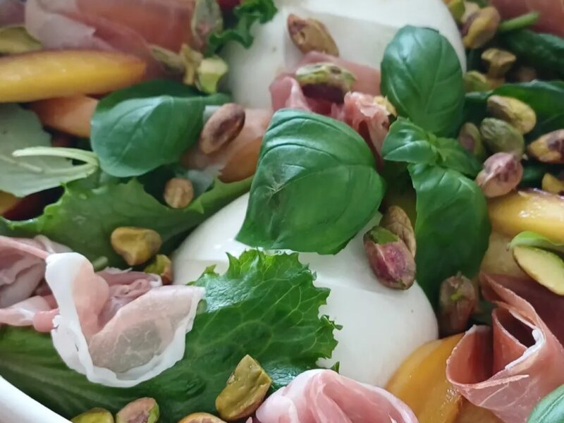 Salade met burrata, perzik en ham