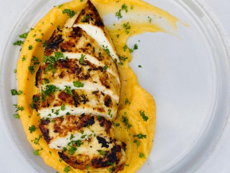 Kleurrijke groentepuree met kipfilet