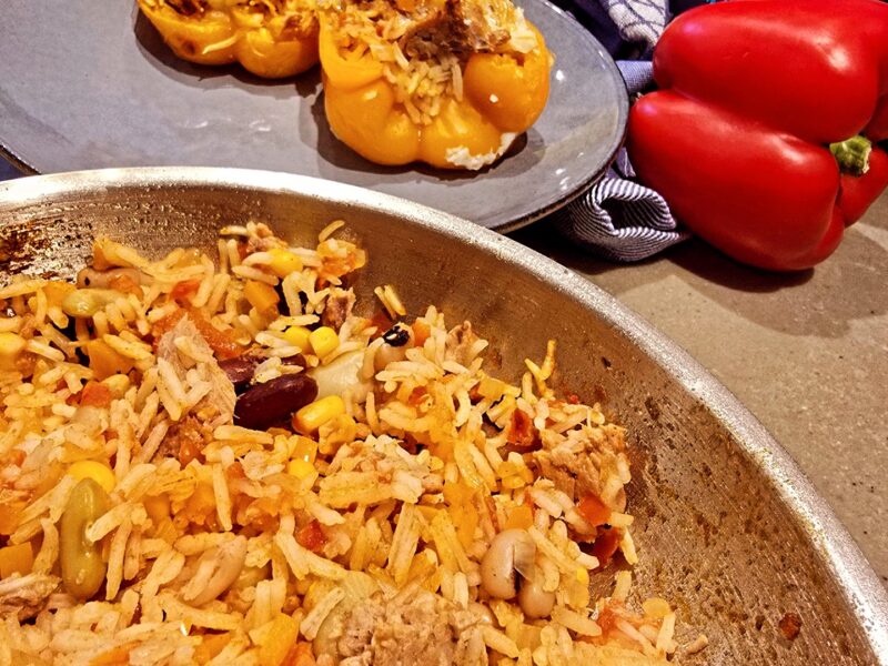 Paprika gevuld met rijst, bonenmix en tonijn