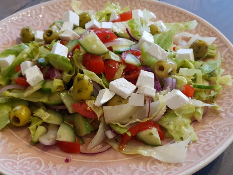 Griekse salade met rode wijnazijn en oregano