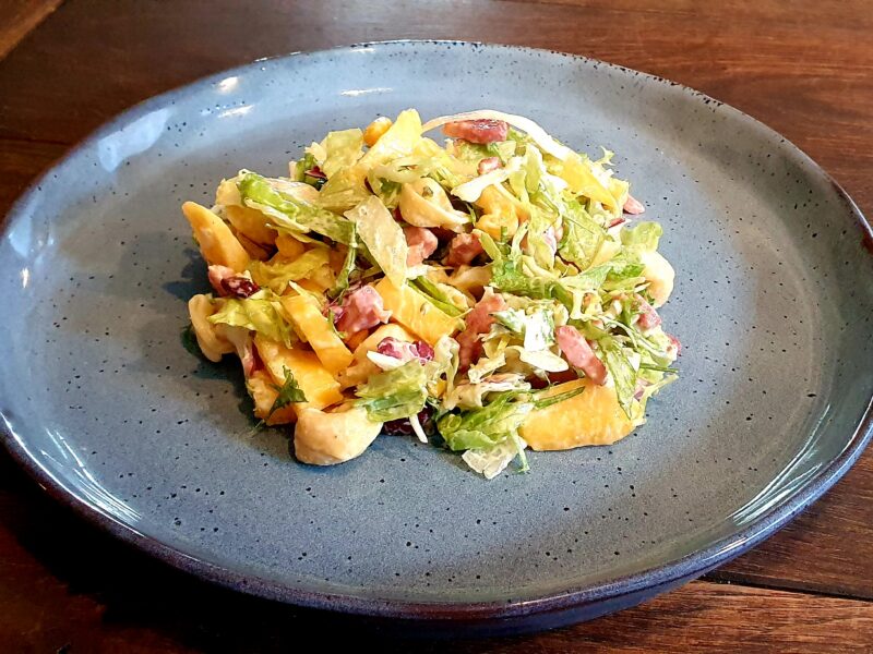 Tropische pastasalade
