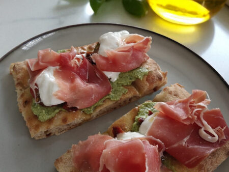 Pinsa met Burrata, Prosciutto & Zelfgemaakte Pesto