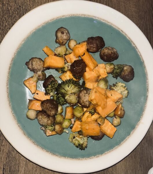Zoete Aardappel Traybake met Spruiten, Broccoli en Gehaktballetjes
