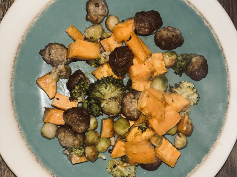 Zoete Aardappel Traybake met Spruiten, Broccoli en Gehaktballetjes