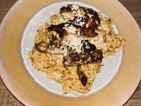 Spaghetti in gekarameliseerde uiensaus met Italiaanse kip & Parmezaanse kaas