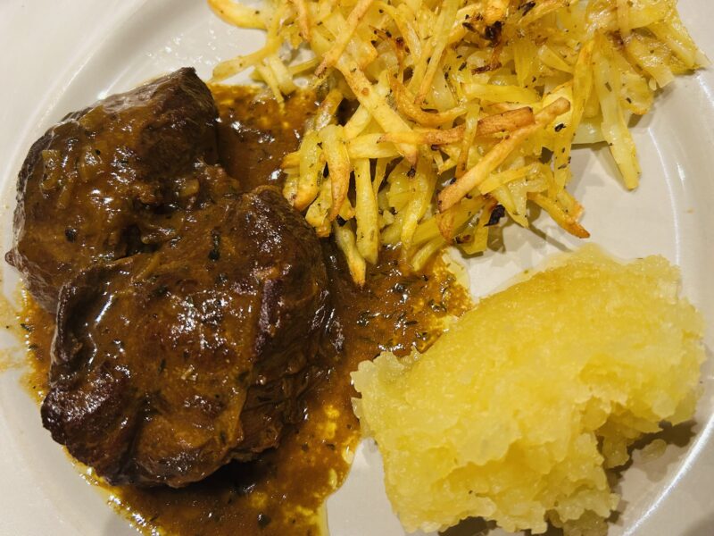 Varkenswangetjes met appelmoes en fine julienne rösti