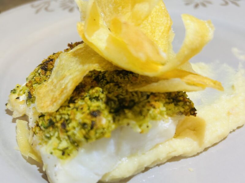 Feesteditie✨️ Kabeljauw met frisse kruidenkorst, romige pastinaakpuree en aardappelchips
