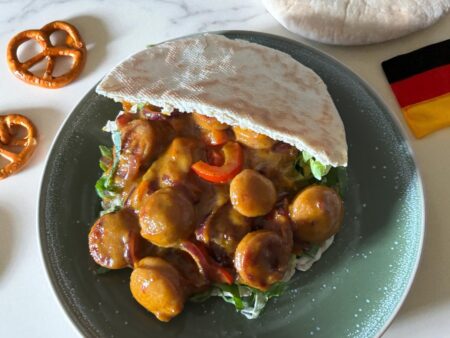 Pita Broodje Curryworst met Paprika, Ui & Andijvie