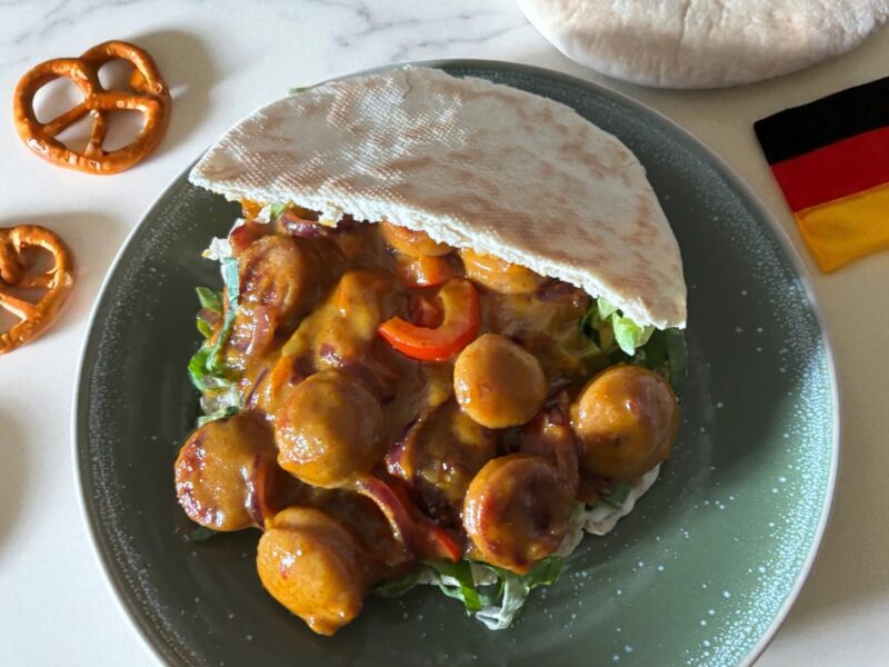 Pita Broodje Curryworst met Paprika, Ui & Andijvie