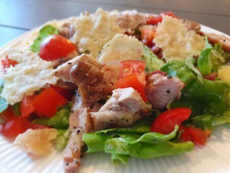 Caesar Salade met Krokante Kaas Flakes