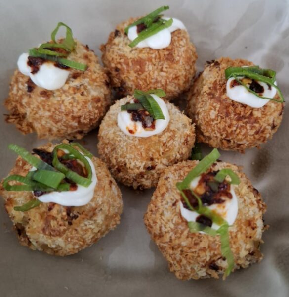 Spicy krokante tonijnballetjes met sriracha mayo & crispy chili