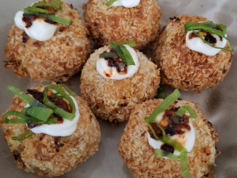 Spicy krokante tonijnballetjes met sriracha mayo & crispy chili