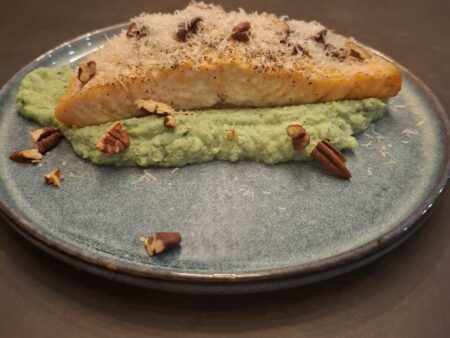 Zalm uit de oven met romige broccolipuree en geroosterde pecannoten
