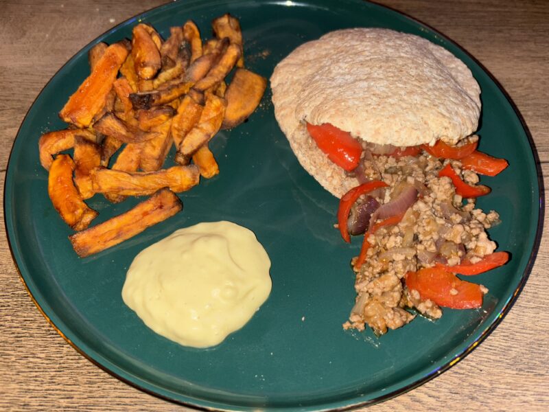 Pita met pittig gehakt, ui & puntpaprika