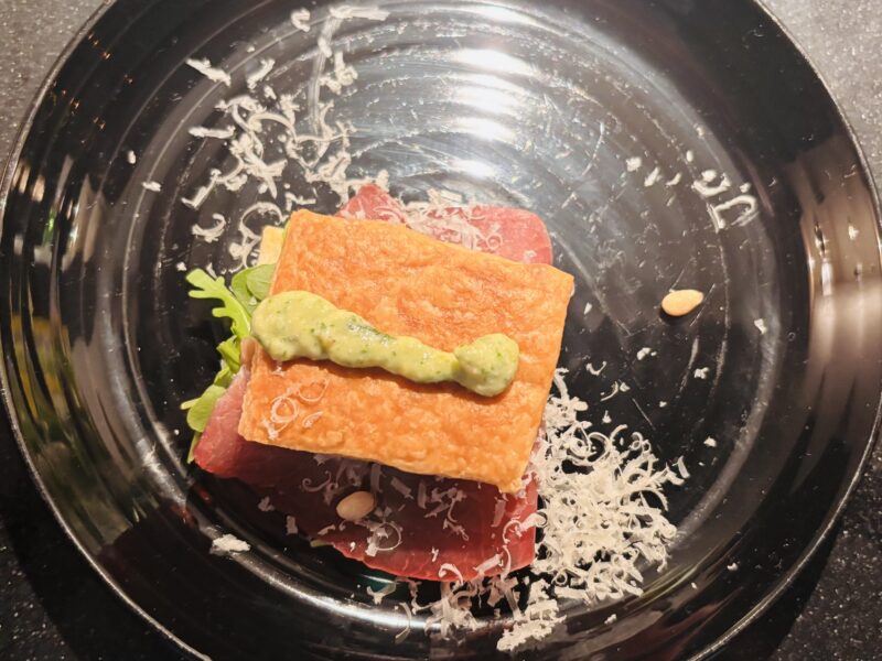 Tompouce met Carpaccio en Pestocrème
