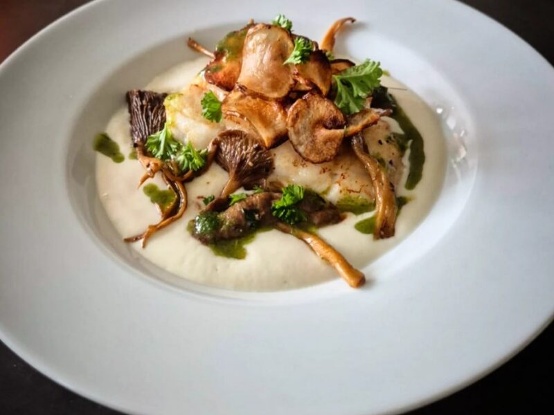Aardpeer espuma met kabeljauw, bospaddenstoelen & krokante aardpeerchips