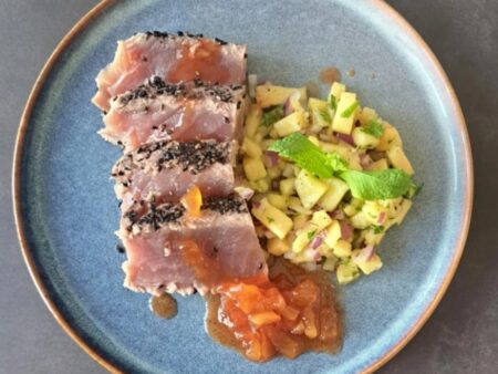 Gegrilde tonijn met ananas salsa en ananas chutney