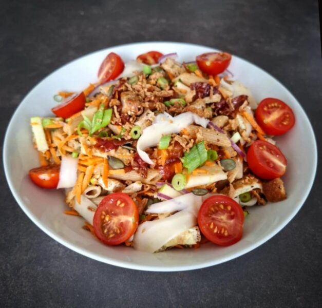 Pastasalade met krokante pancetta, groene appel en zelfgemaakte croutons