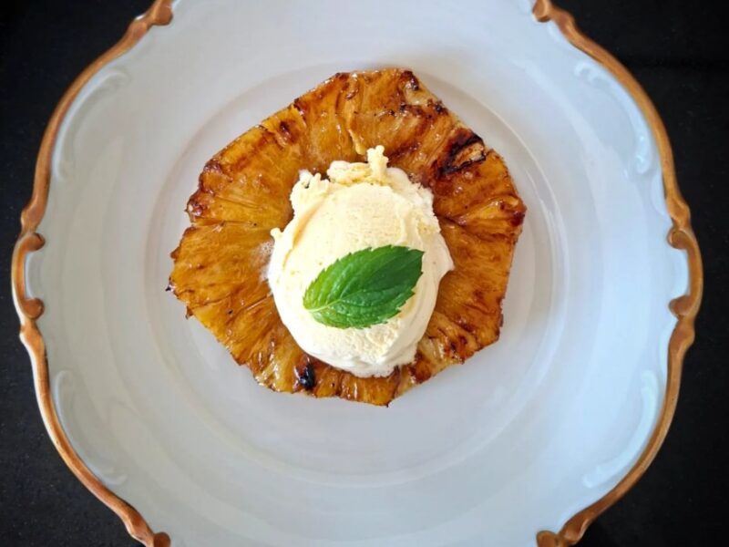 Gegrilde ananas met munt en vanille-ijs