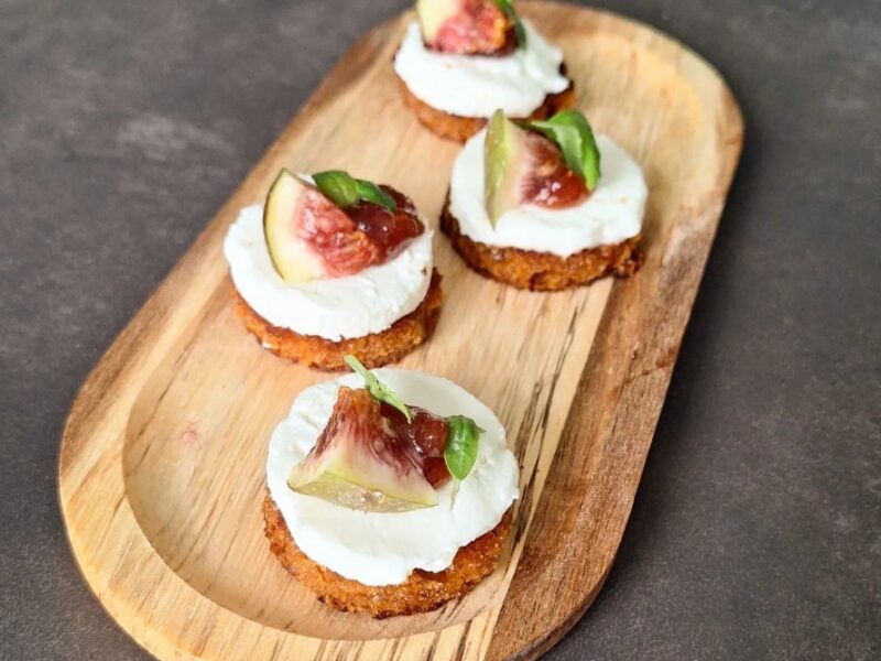 Gebakken peperkoek met geitenkaas en vijgencompote
