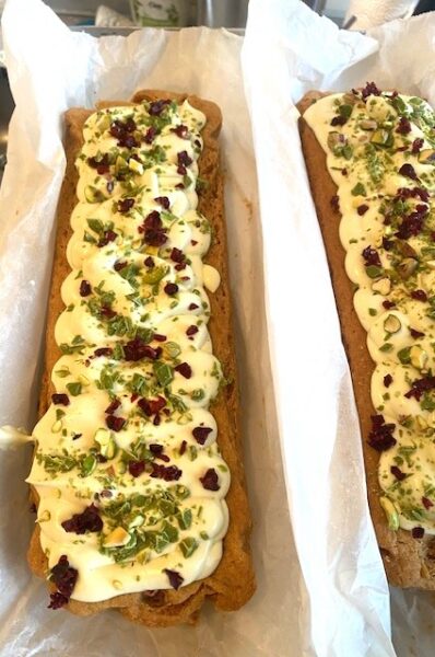 Pistache Slof met pistache spijs, matcha chocola en cranberry’s