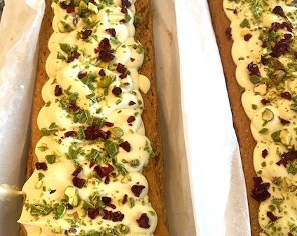 Pistache Slof met pistache spijs, matcha chocola en cranberry’s