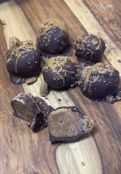 Speculaas truffels met Pure Chocolade en speculoos topping!