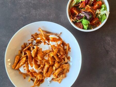 Gemarineerde kip met fijngesneden krokante aardappelen, yoghurt en paprikaboter