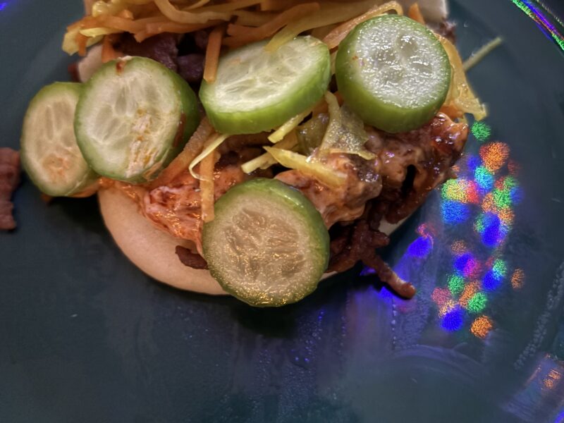 Bao buns met spicy gehakt, atjar en crispy chili-mayo