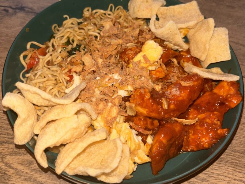 Koreaanse kip met noodles en groente