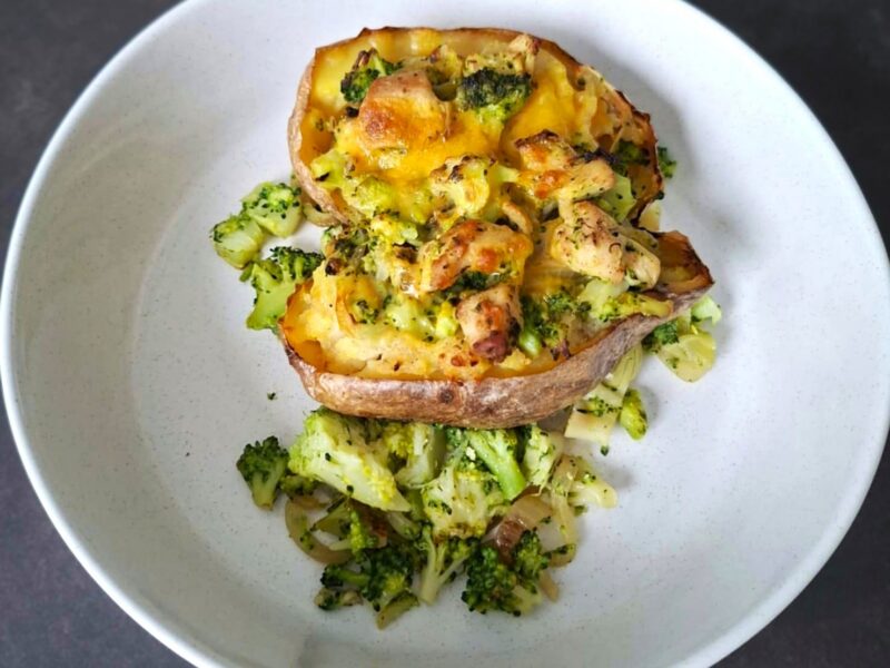 Gepofte aardappel met broccoli, kip & cheddar.