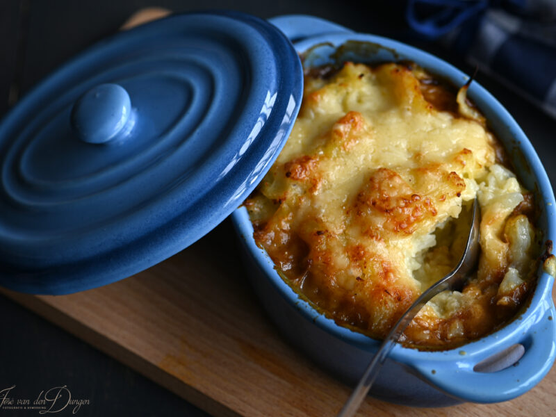 Gestoofd rundvlees met bloemkool en aardappelpuree