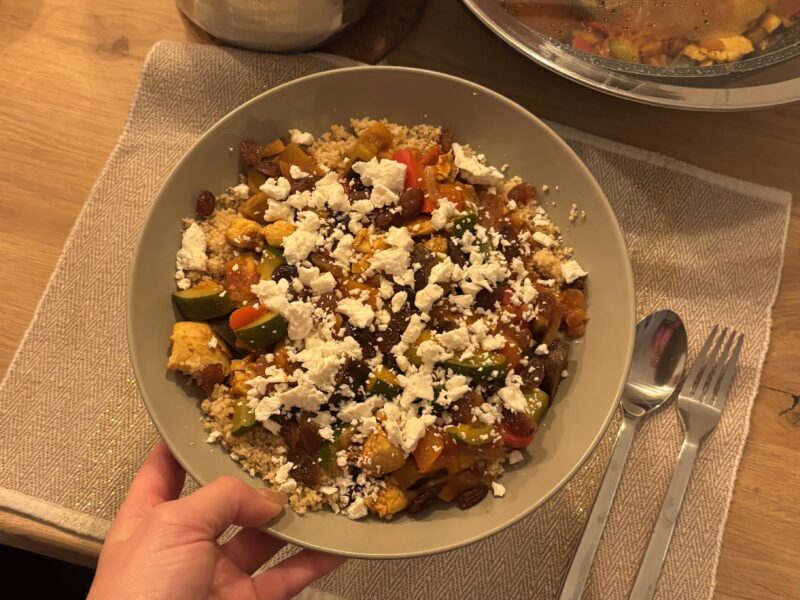 Kruidige couscous met kip en groenten