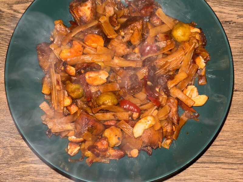 Gewokte spruitjes met mie en spicy barbecue kip & cashew