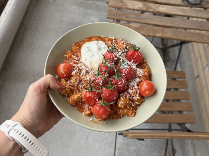Tomaten orzo met chipolata & burrata