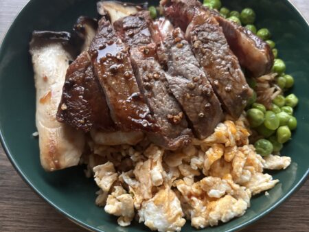 Rijstbowl met Ribeye, Ei & Eekhoorntjesbrood