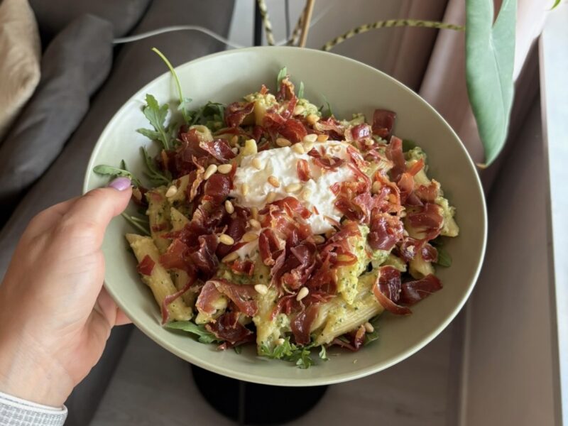 Eiwitrijke romige courgette pasta met burrata & serranoham