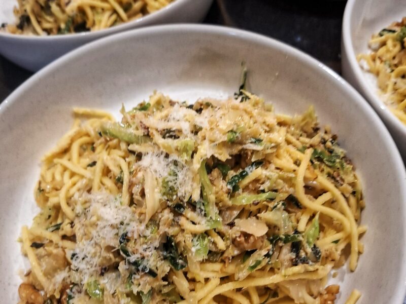 Pasta met gewokte groene kool, boursin, walnoten & krokante salie