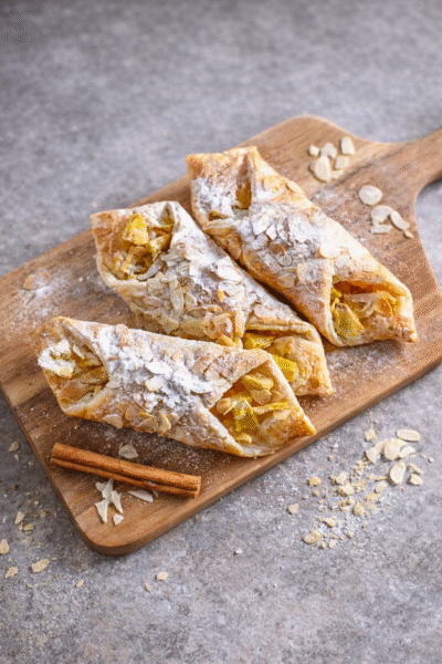 Bladerdeeggebakjes met appel